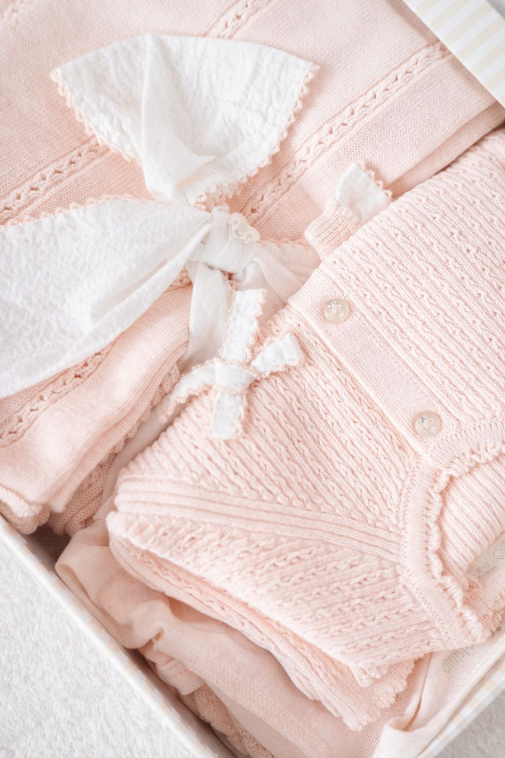 PRE-ORDER Newborn Set met Strik Zalmroze | 7-delige Crème Babyset