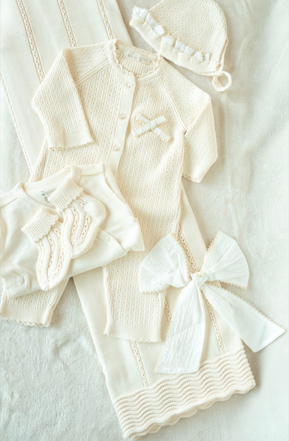 PRE-ORDER Newborn Set met Strik Crème | 7-delige Crème Babyset